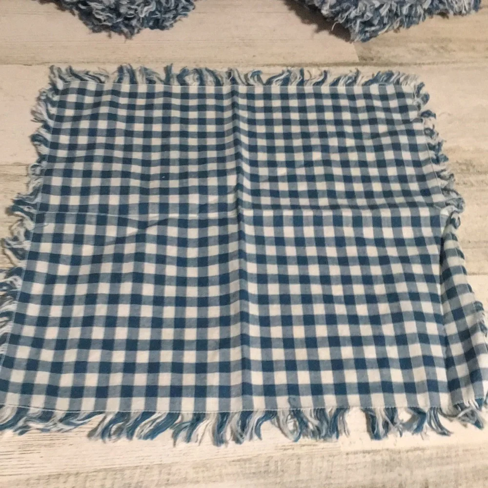 Set of seven lightweight cotton cloth blue & white checked napkins with fringe